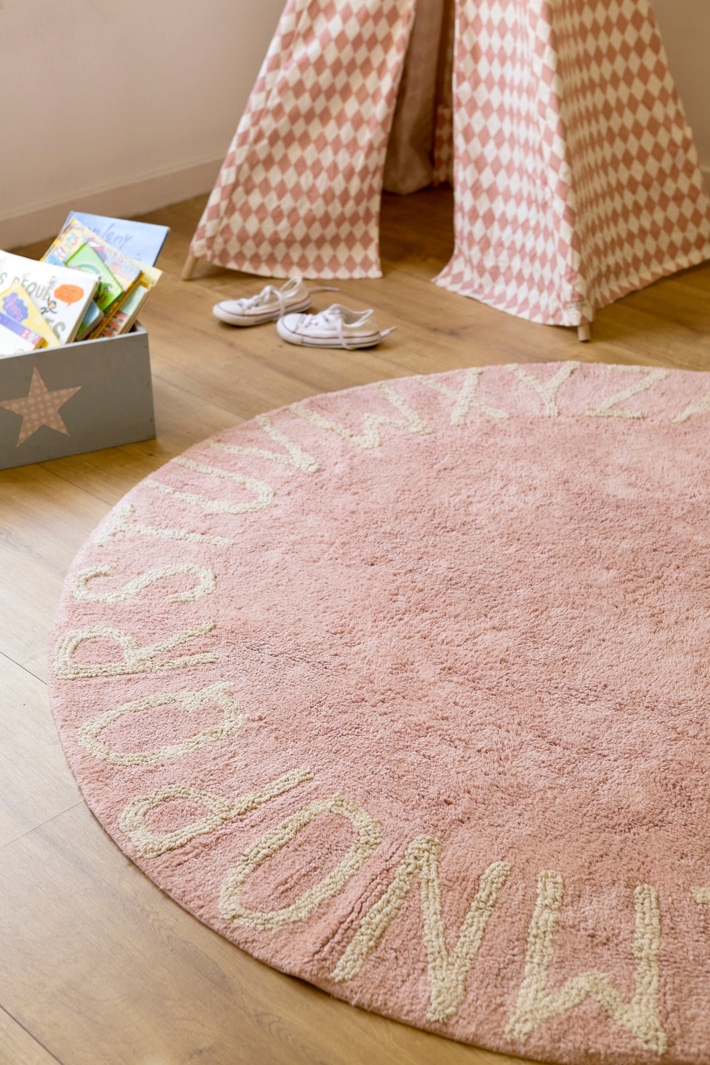 Alfombra lavable ABC de Lorena Canals, color nude vintage