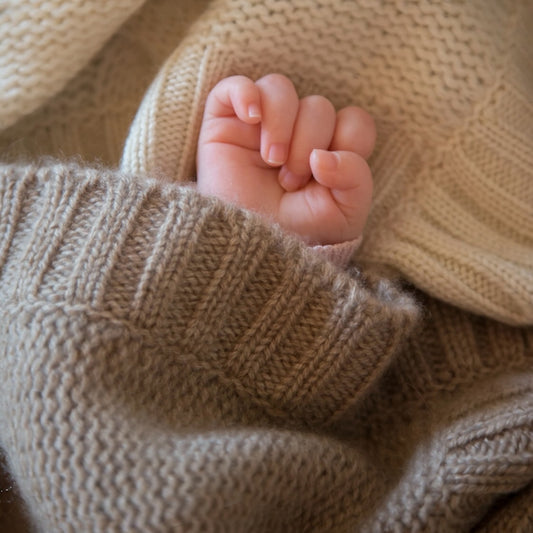 Babydecke von Papa Lobster mit Zopfmuster aus 100% Kaschmir, Farbe: beige melange