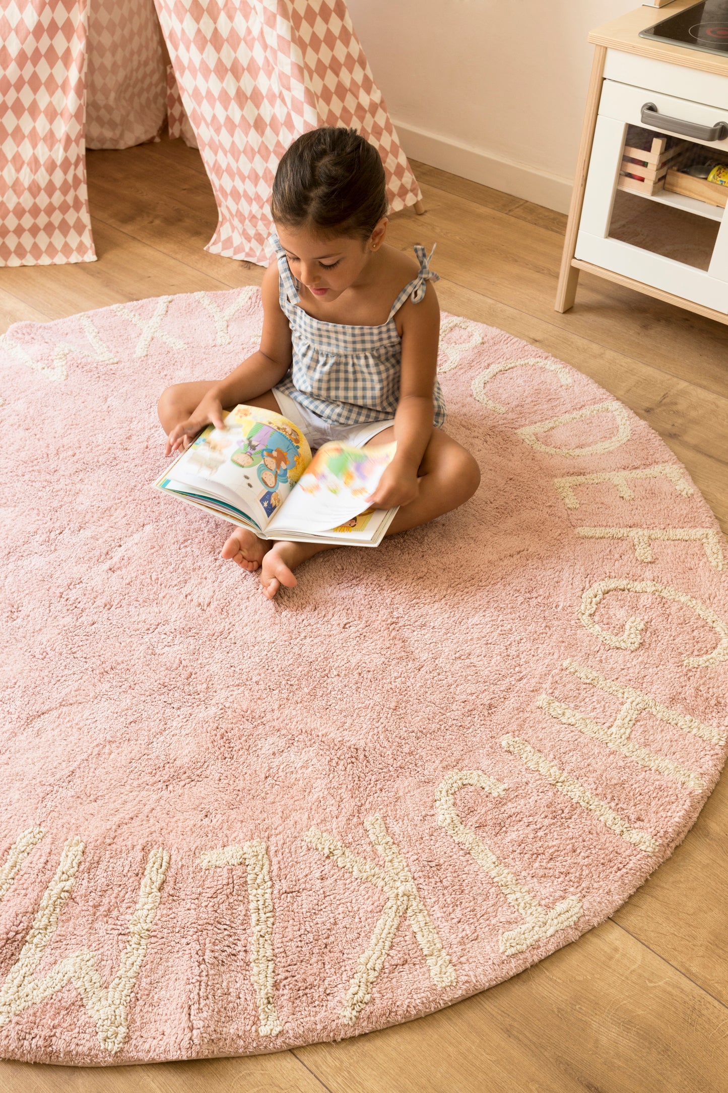 Alfombra lavable ABC de Lorena Canals, color nude vintage