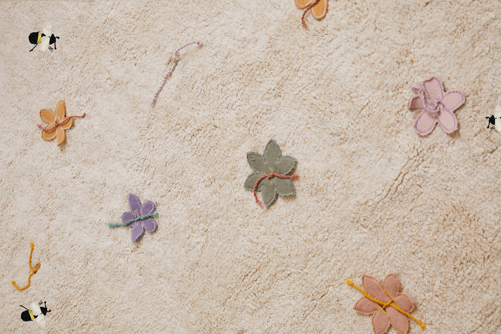 Waschbarer Teppich „Wilde Blumen“ von Lorena Canals